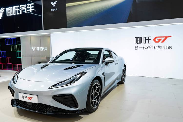 成都337哪吒汽车在智能汽车领域的表现，领途汽车在新能源汽车市场中的影响力